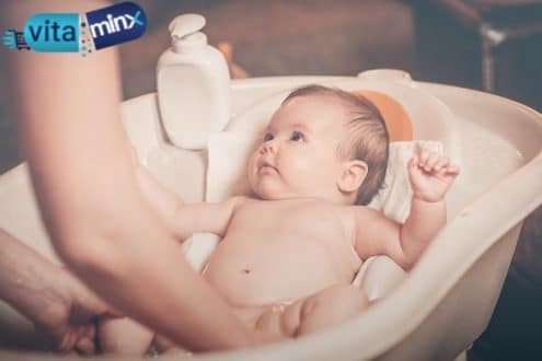 فائدة الاستحمام للطفل الرضيع