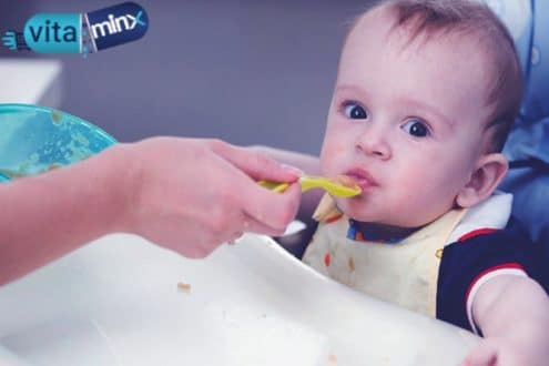 كيفية تغذية الطفل الرضيع في الشهر الاول